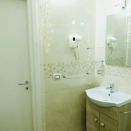 Queen 20 - Private Duomo 3* Neapel